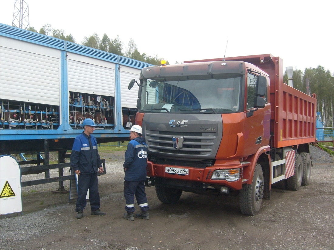 Первый в Кузбассе самосвал с газовым двигателем на заправке Талдинского метаноугольного промысла