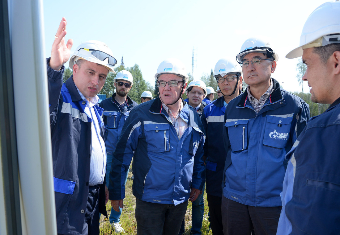 Начальник газового промысла Дмитрий Фокин объясняет корейским коллегам устройство пробуренной скважины