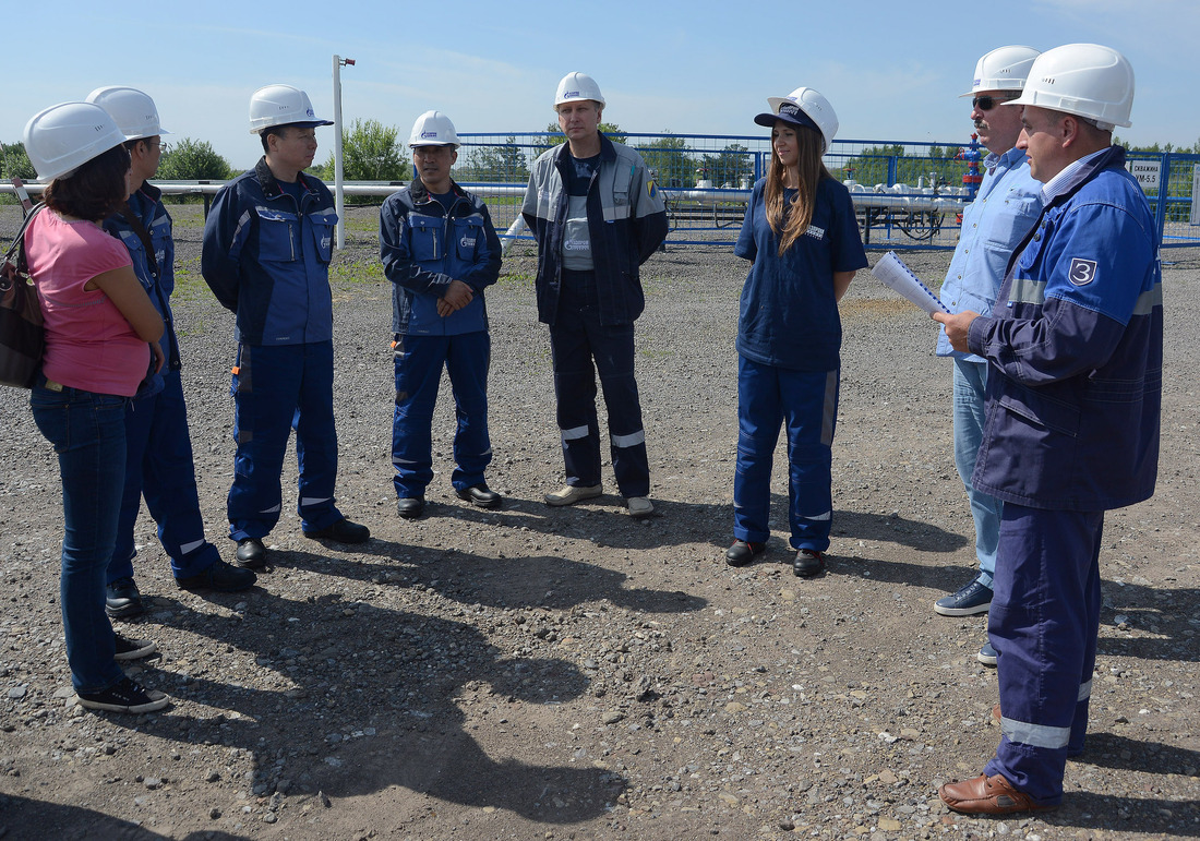 Начальник газового промысла Дмитрий Фокин проводит инструктаж по охране труда, промышленной безопасности и охране окружающей среды