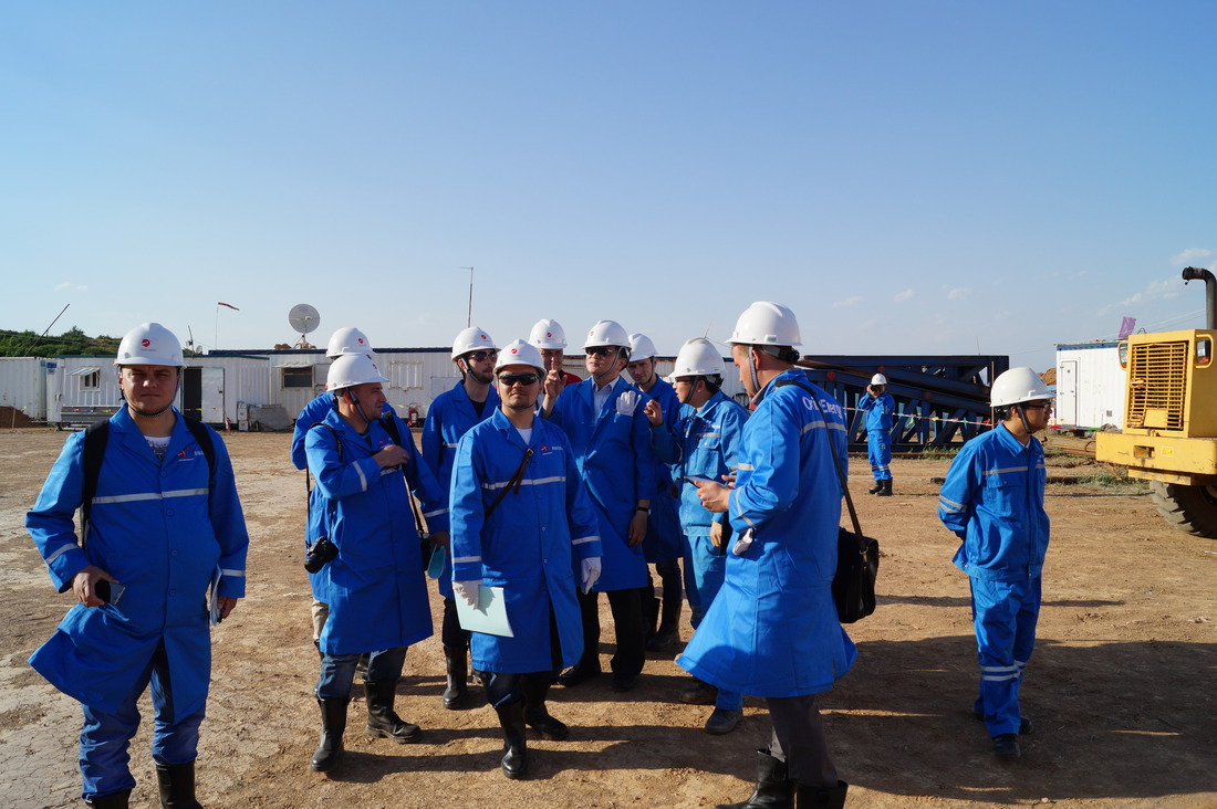 Специалисты «Газпром добыча Кузнецк» на площадке строящейся скважины, провинция Шаньси, КНР