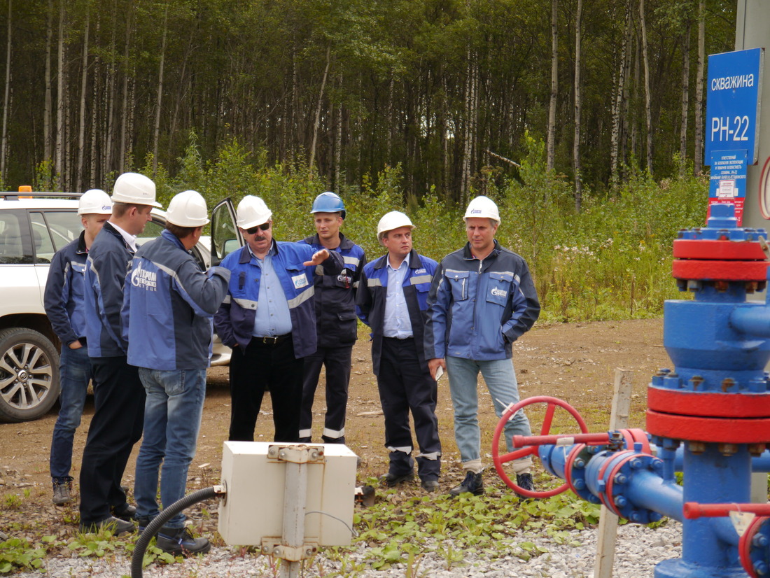 Генеральный директор ООО "Газпром добыча Кузнецк" Станислав Золотых (в центре) наглядно объясняет принципы работы промысла.