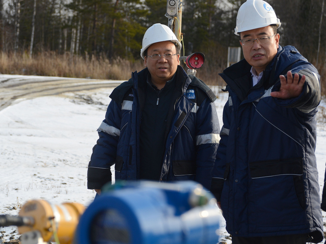 Заместитель начальника отдела Китайской Национальной Нефтяной Корпорации Ло Кай (слева) и заместитель начальника лаборатории Му Фуюань на Нарыкско-Осташкинском метаноугольном промысле