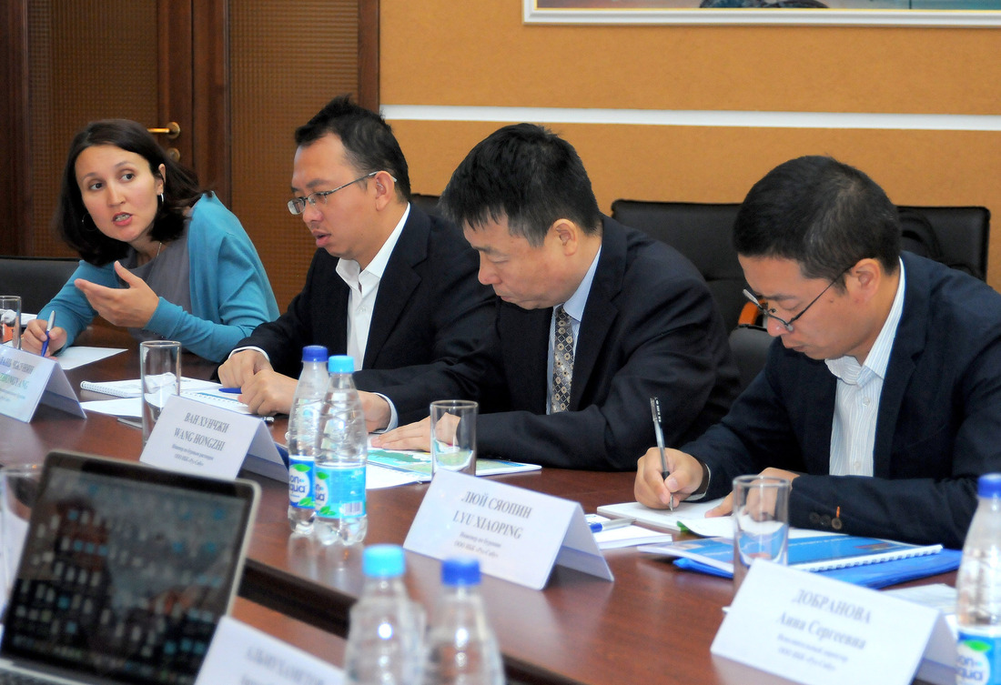 Члены делегации китайской компании "Сибу" (справа налево): инженер по бурению Люй Сяопин, инженер по буровым растворам Ван Хунчжи, инженер по наклонно-направленному бурению Лань Чжунян