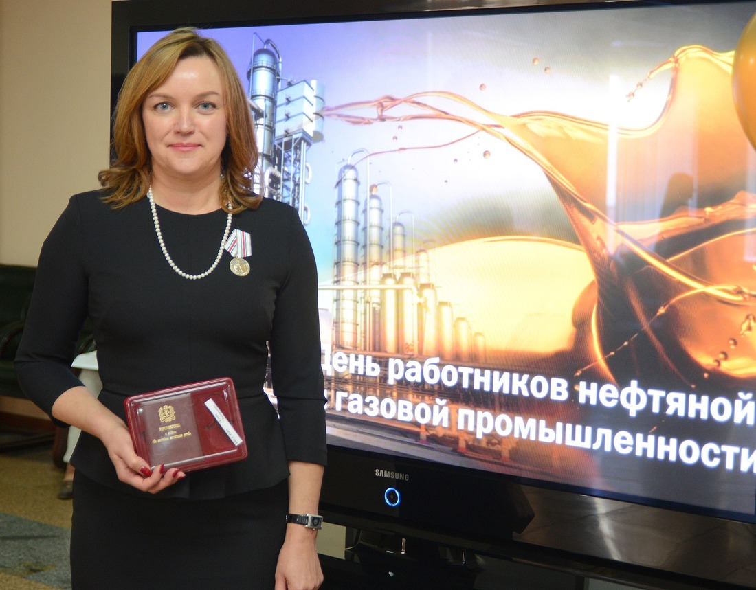 Медаль «За достойное воспитание детей» вручена бухгалтеру по движению ТМЦ Елене Киселевой