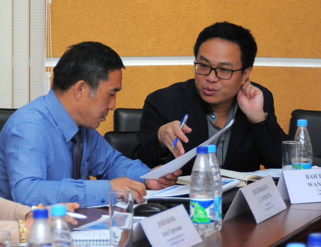 Генеральный директор ООО «ИБК „Рус-Сибу“ Ван Вэньжуй (справа) и Ли Цзяньжун