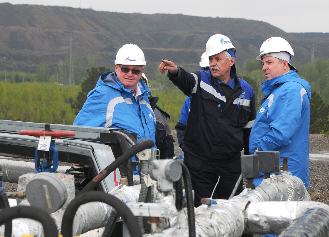 Начальник газового промысла Вадим Куленков показывает Эндрю Лукасу объекты ООО "Газпром добыча Кузнецк"