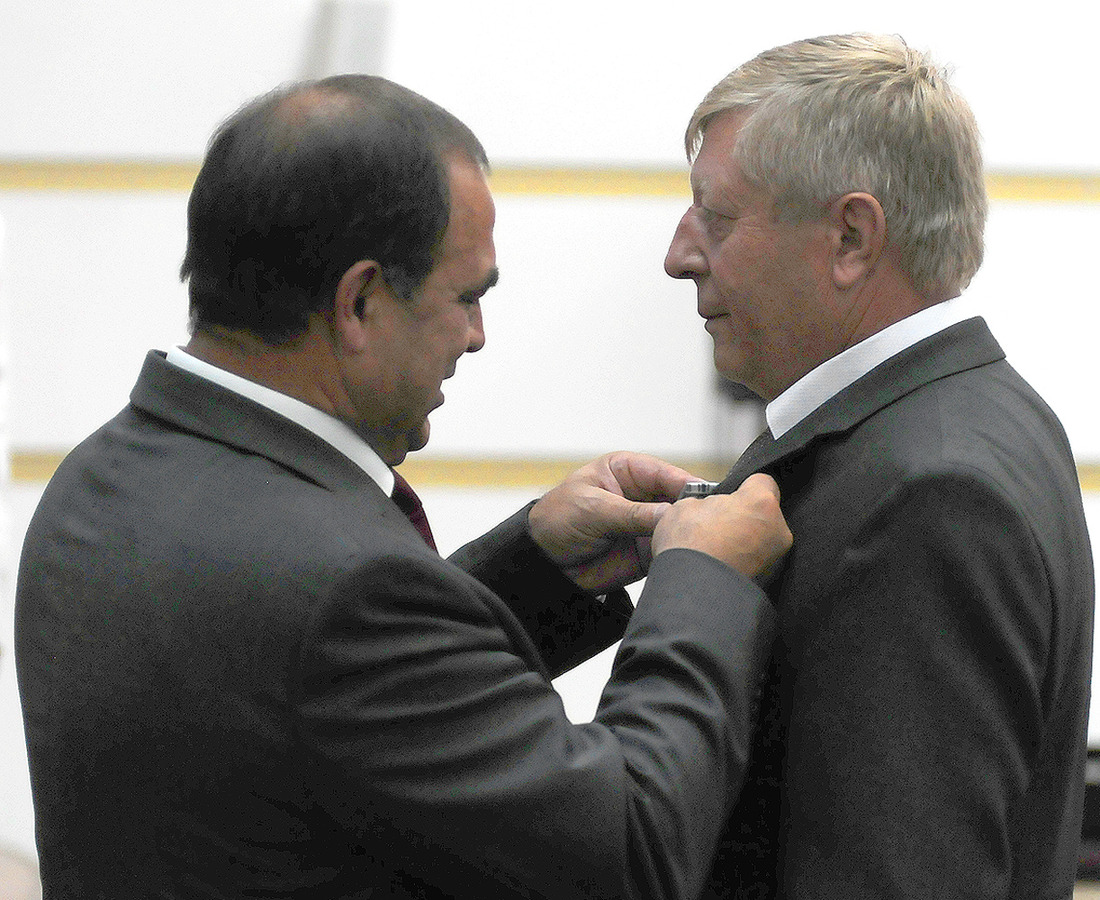 Заместитель Губернатора Кемеровской области Александр Мирошник награждает Анатолия Матвеева медалью "За веру и добро"