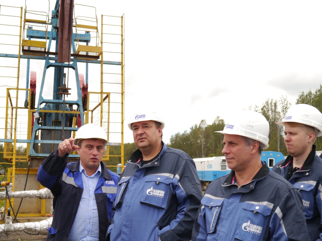 На площадке скважины РН-10. Начальник газового промысла Дмитрий Фокин (слева) знакомит гостей с прмыслом.
