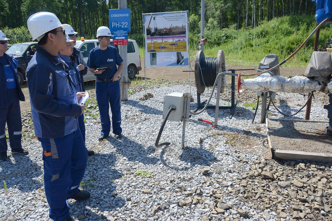 Китайская делегация на площадке скажины РН-22, где впервые в России в метаноугольной скважине проводился ГРП на ГНКТ