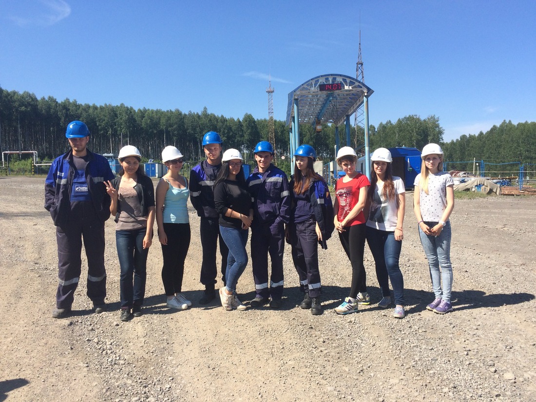 Студенты и работники газового промысла на УППГ Талдинского метаноугольного промысла