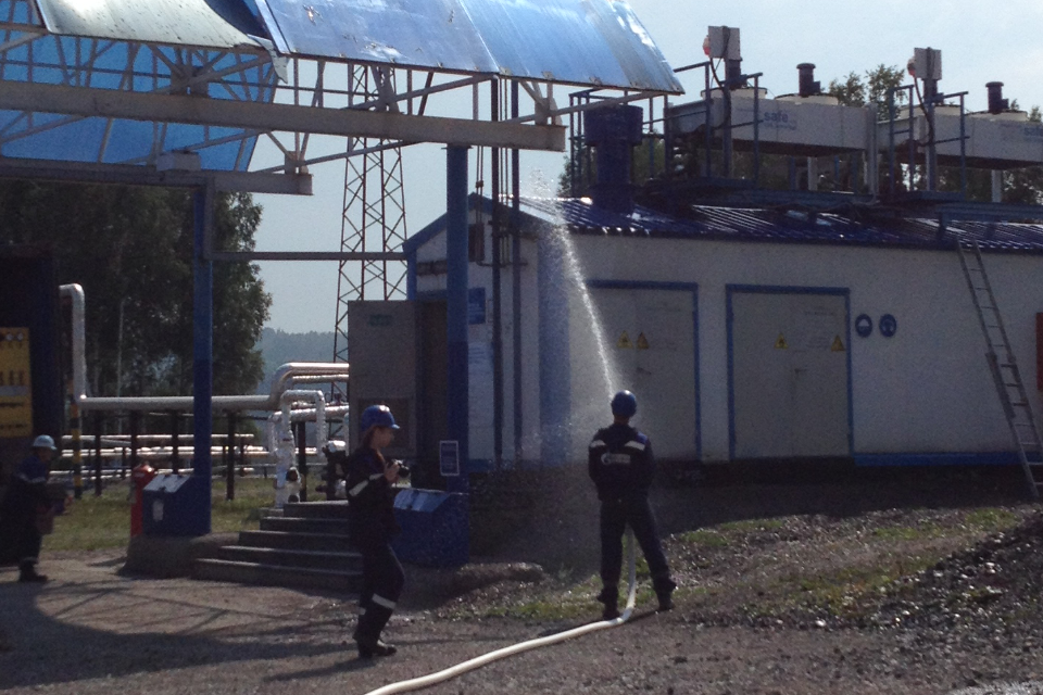 Оператор добычи нефти и газа Александр Чернов приступает к тушению пожара