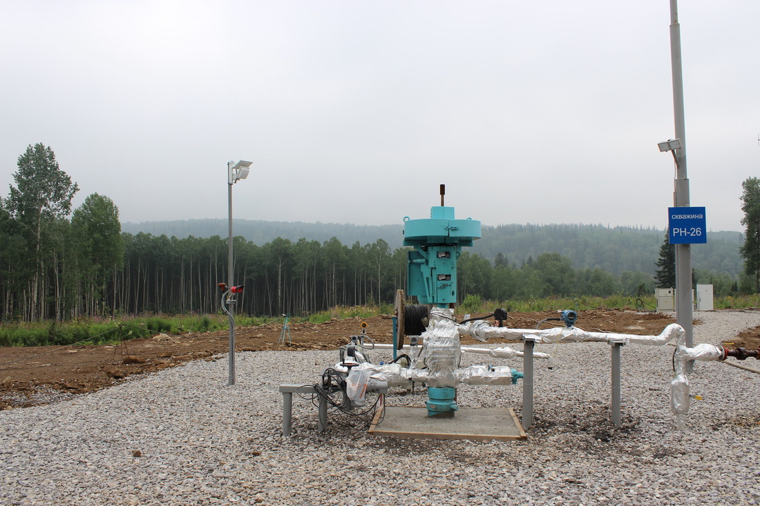 Новая скважина РН-26. Ее насос, оборудование контроля и управления подключены к мини-ГПЭС, которая работает на добываемом из этой же скважины метане