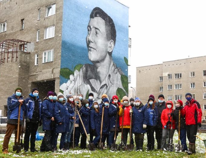 На фото: участники акции на фоне портрета Героя СССР Юрия Михайловича Двужильного