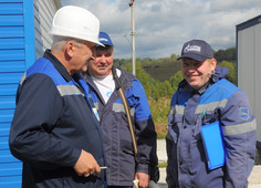 Начальник транспортного участка Алексей Чувалов (справа)