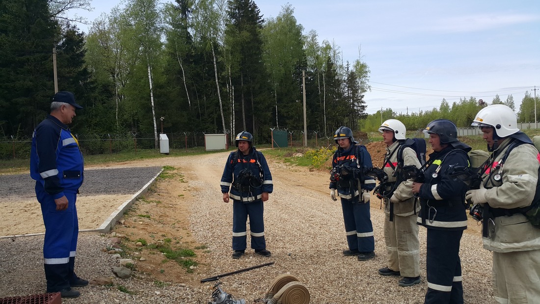 Звено газодымозащитников получает задание от командира