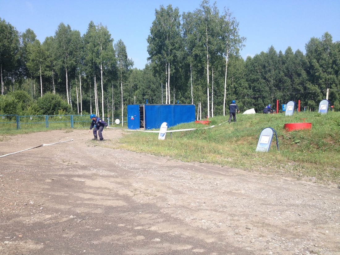 Оперативный персонал при помощи первичных средств пожаротушения (пожарная мотопомпа) приступают к тушению пожара