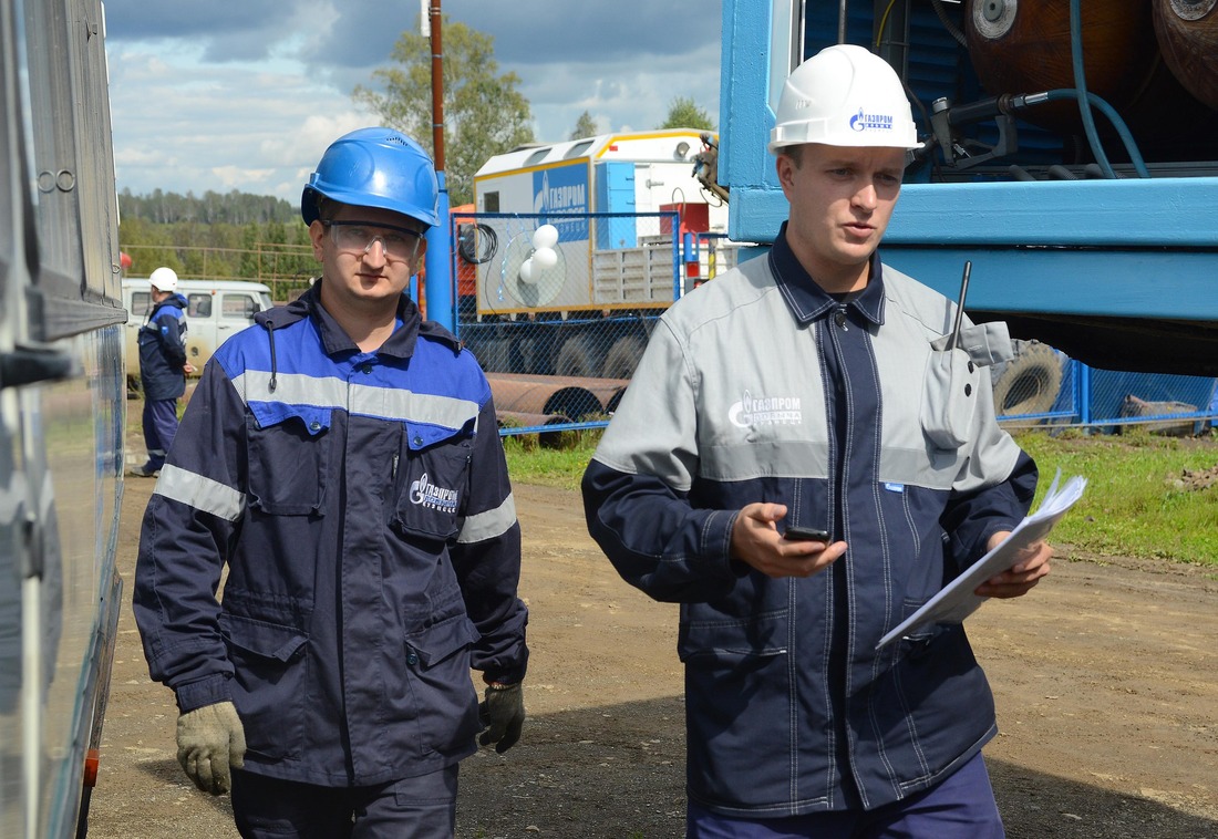Машинист компрессорных установок Константин Спицын (слева) и начальник установки по подготовке газа Сергей Сальников