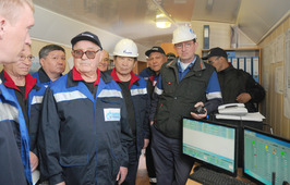 Работники ООО "Газпром добыча Кузнецк" показывают членам делегации возможности автоматизированной системы управления технологическими процессами метаноугольного промысла
