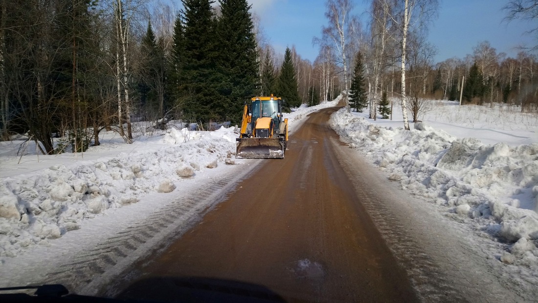 Очистка от снега обочины дороги на поселок Усть-Нарык