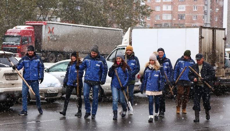На фото: представители ООО «Газпром добыча Кузнецк» по пути на мероприятие