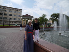Лысухина Амина с мамой на Театральной площади