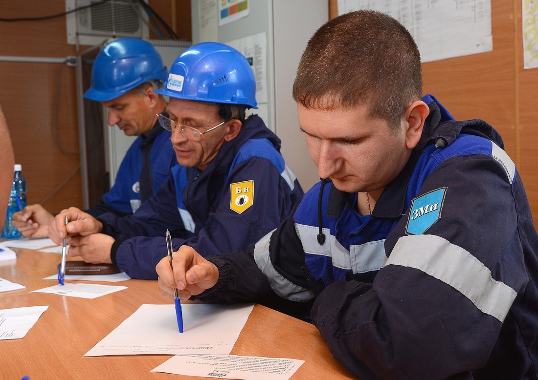 Николай Кадуров, Григорий Филанчук, Константин Спицын (слева направо):  подготовка к экзамену