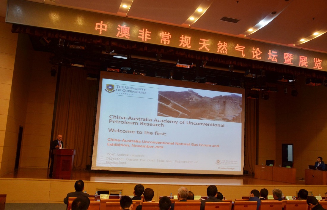Профессор Джеймс Ундершульц в своем докладе рассказал о Китайско-Австралийской Академии исследования нетрадиционных нефтегазовых ресурсов