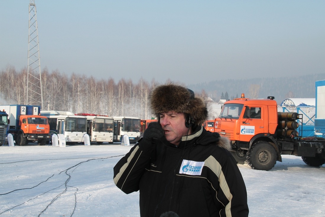Генеральный директор ООО "Газпром добыча Кузнецк" Станислав Золотых принимает команду на запуск на Талдинском промысле