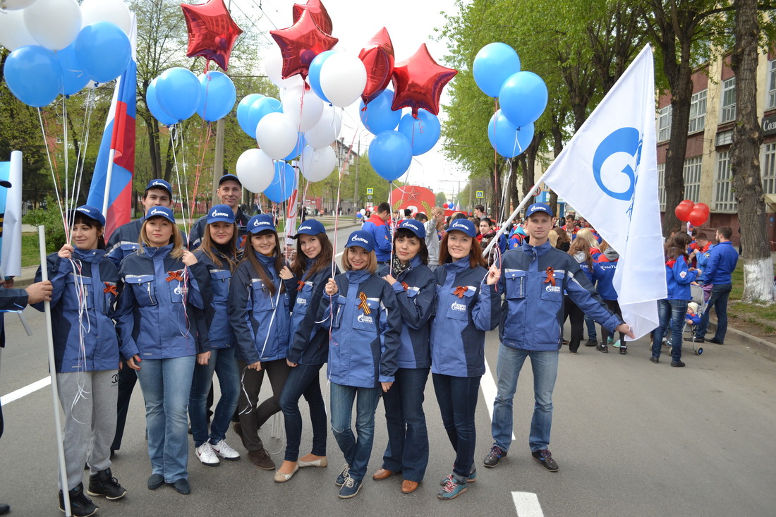 Колонна сотрудников ООО "Газпром добыча Кузнецк" в праздничном шествии, посвященном Великой Победе